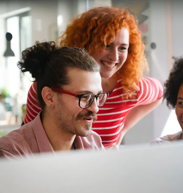 Quatre collègues travaillant derrière un bureau