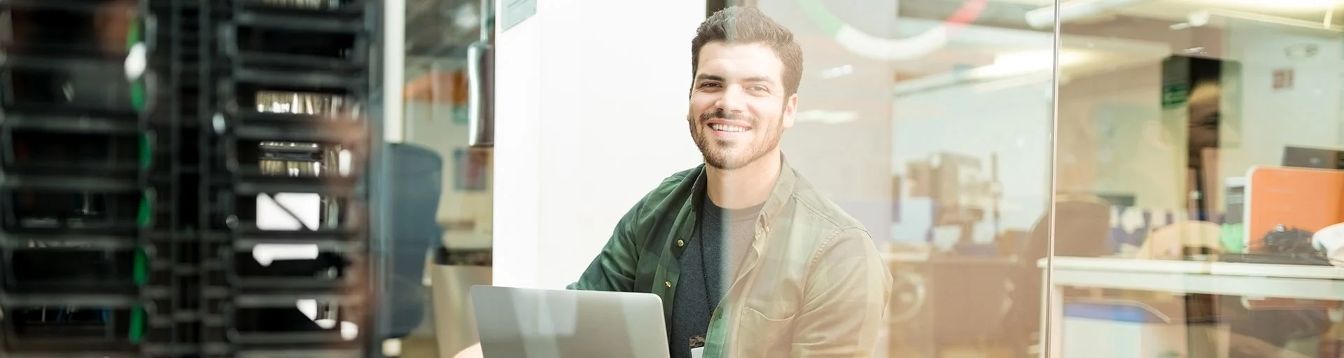 Ingénieur au travail avec un ordinateur portable