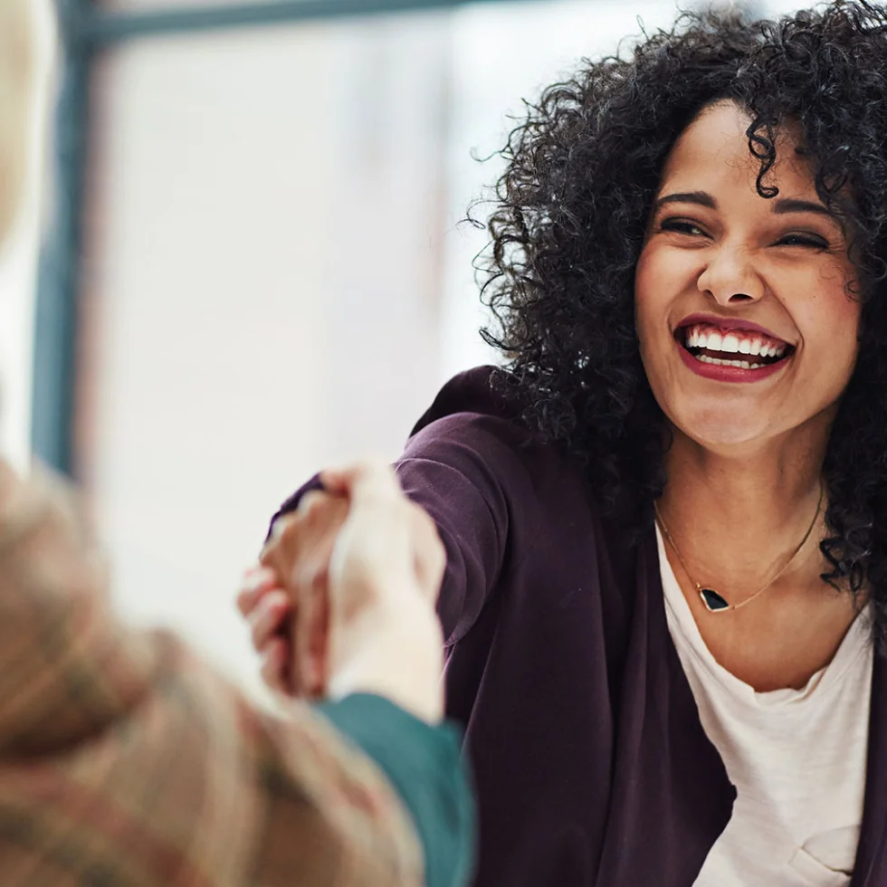 Serrage de main entre deux collaboratrices