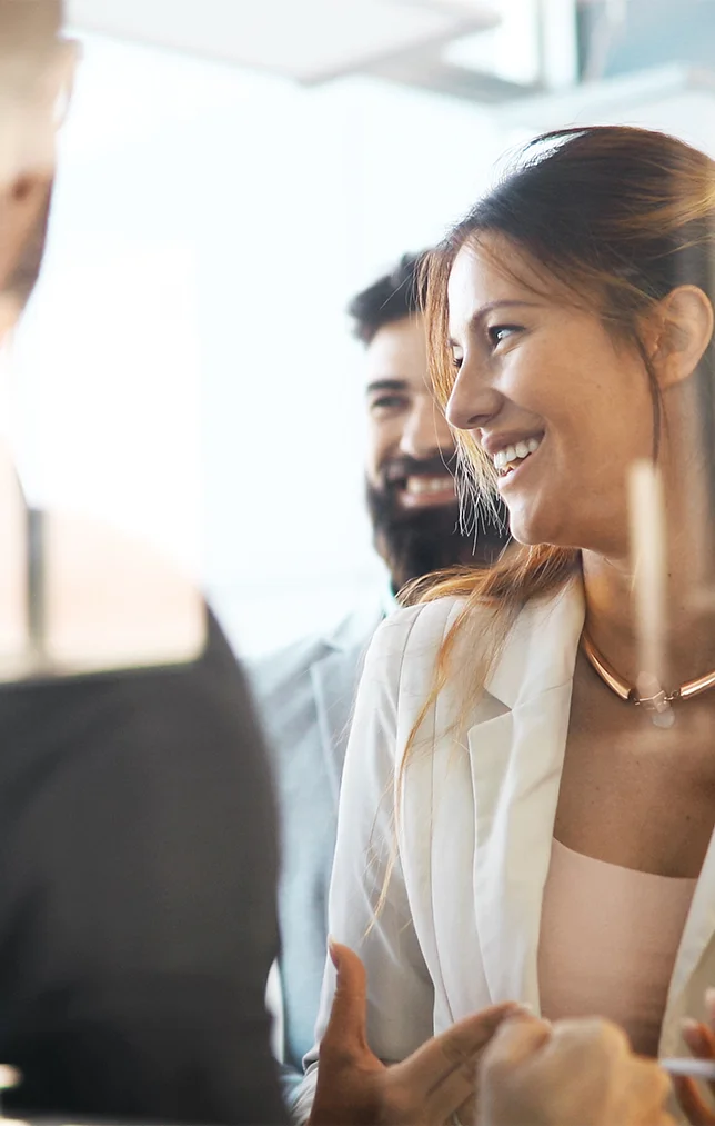Échange convivial entre collègues debout
