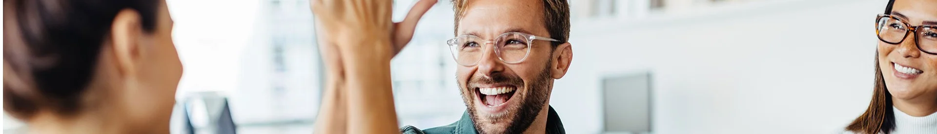 Collègues de travail se félicitant après une réussite