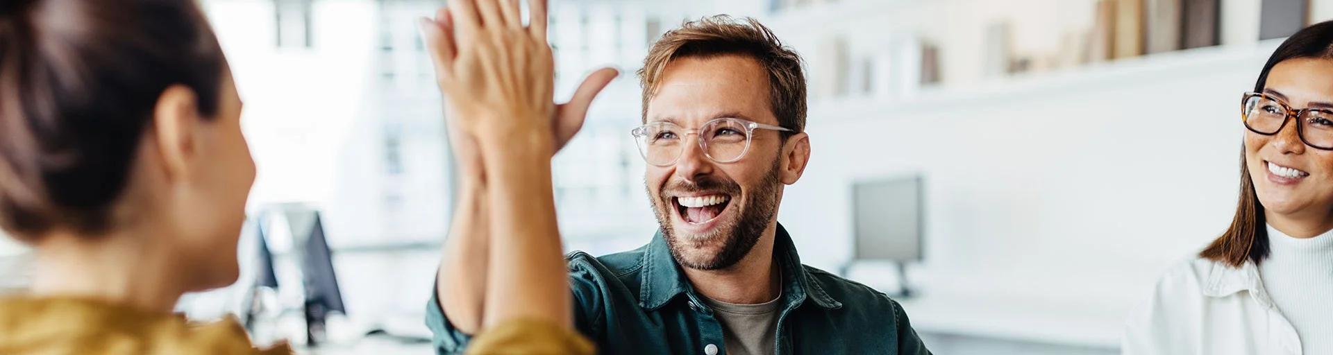 Collègues de travail se félicitant après une réussite
