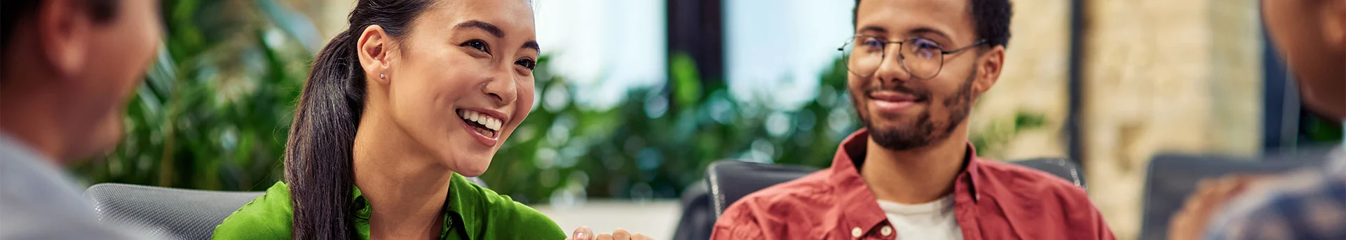 Groupe de personnes aux profils investisseurs en réunion au bureau