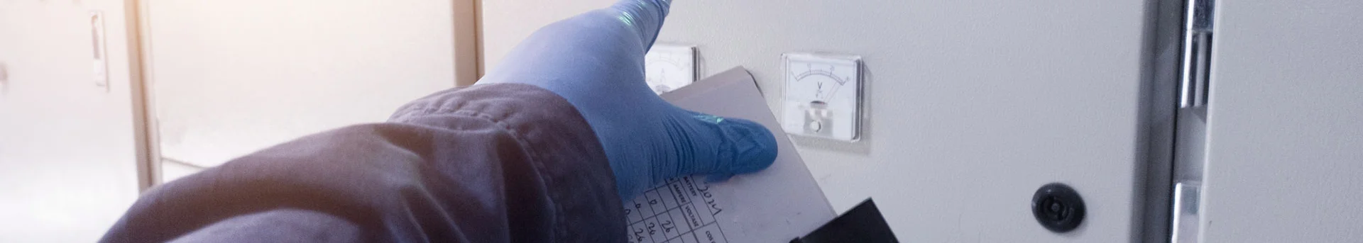 Ingénieur désignant un coffret technique