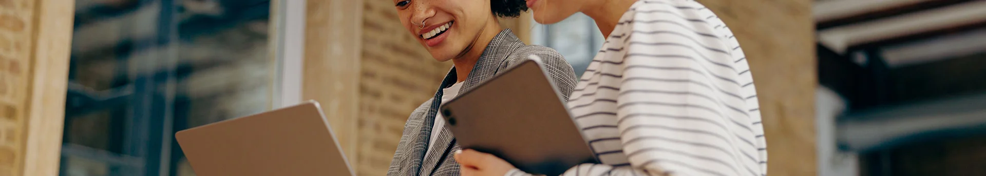 Collaboration entre deux femmes avec un laptop et une tablette